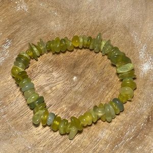 NWOT Natural Green Jade Chip Gemstone Stretchy Bracelet